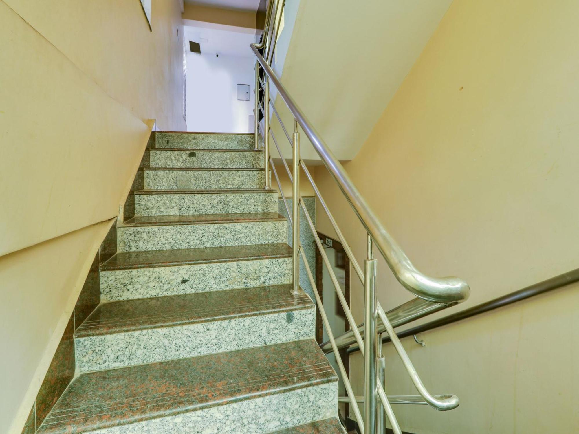 Super Townhouse Qualia Prime Hotel Near Nexus Mall Haiderabad Buitenkant foto